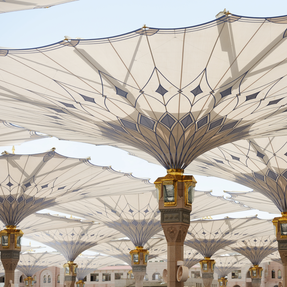 De parasols op het plein van de Masjid an-Nabawi in Medina