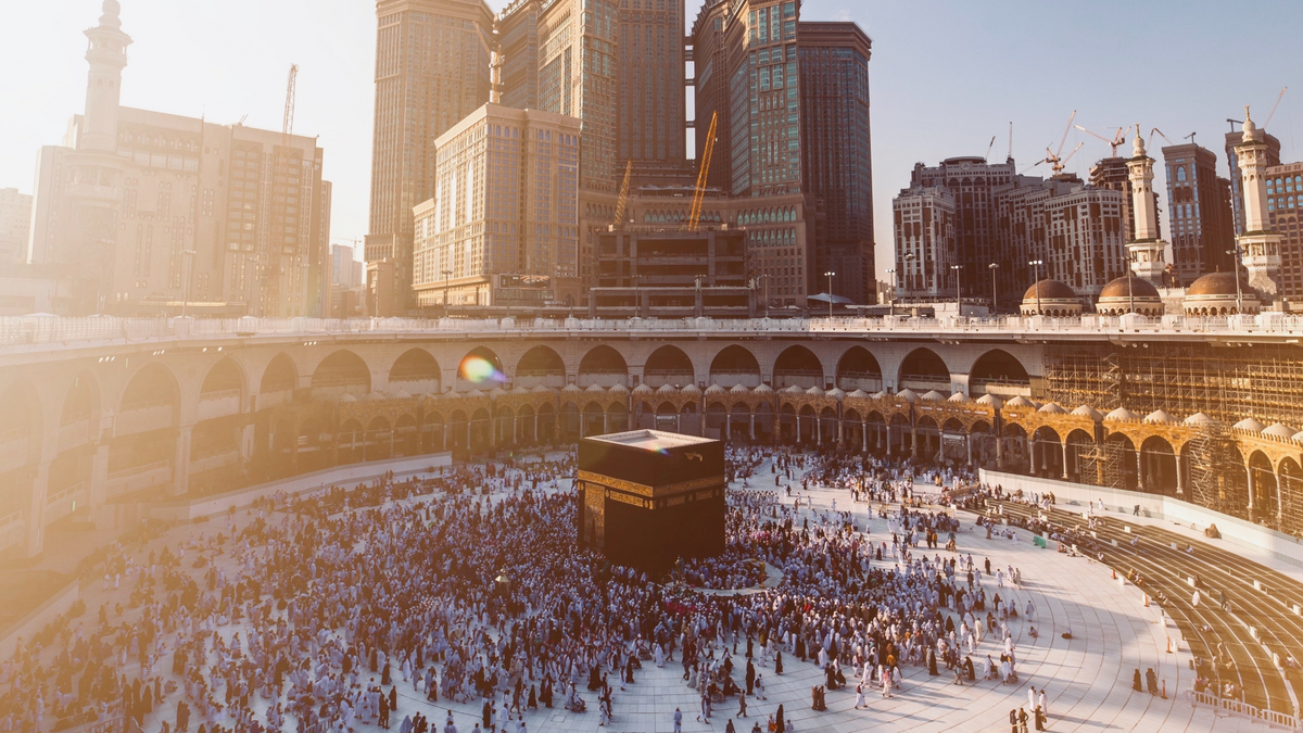 De Kaaba in Mekka tijdens de tawaf, gezien vanaf de bovenste ring van de Masjid al-Haram